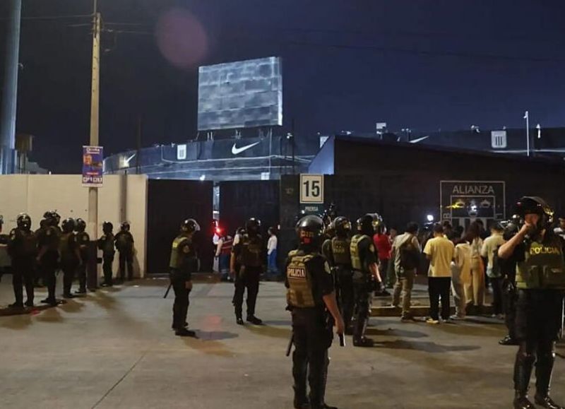 Un muerto y decenas de heridos tras incidente en el estadio de Alianza Lima