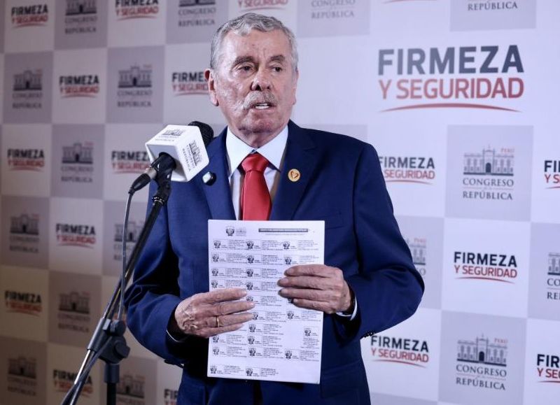 Piden excluir a Fernando Rospigliosi tras condena y agrava la polémica con ataques al Poder Judicial