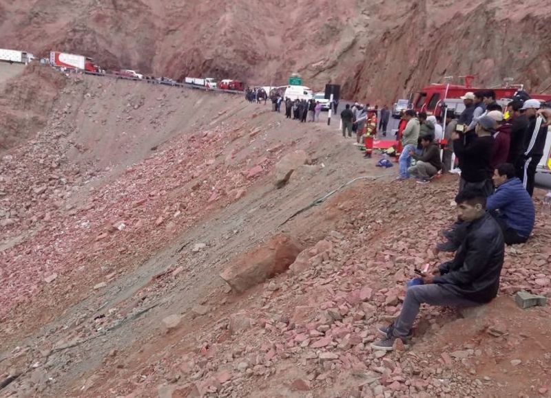Trágico accidente en Arequipa: un bus cayó por un barranco tras impactar contra una camioneta y dejó a 37 muertos