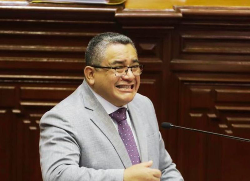 Tras 40 días en el poder, el ministro Santiváñez presentó su renuncia ante Boluarte, pero ella todavía no lo informó